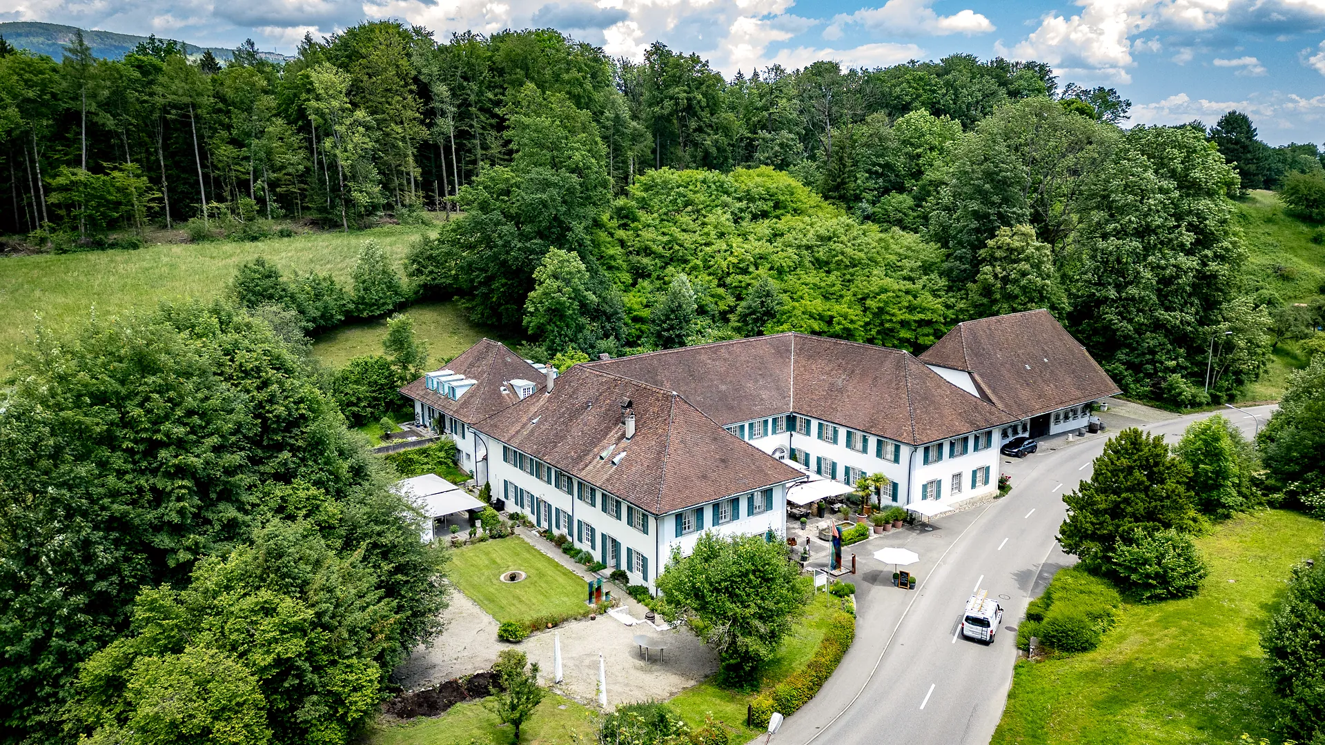 Das Château Attisholz von oben, eingebettet in Bäume und Gärten