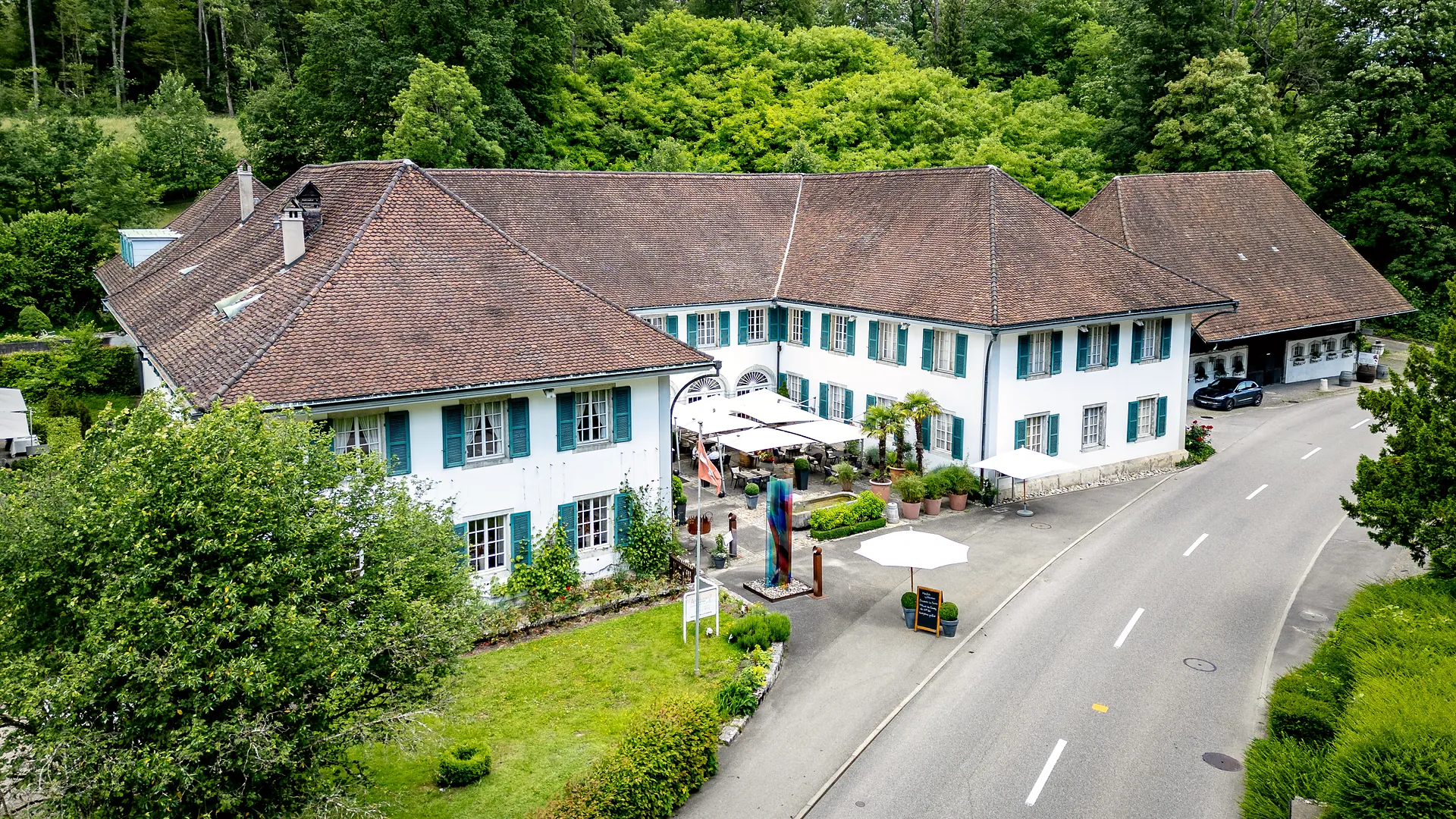 Innenhof und Dachlandschaft des Château Attisholz von oben