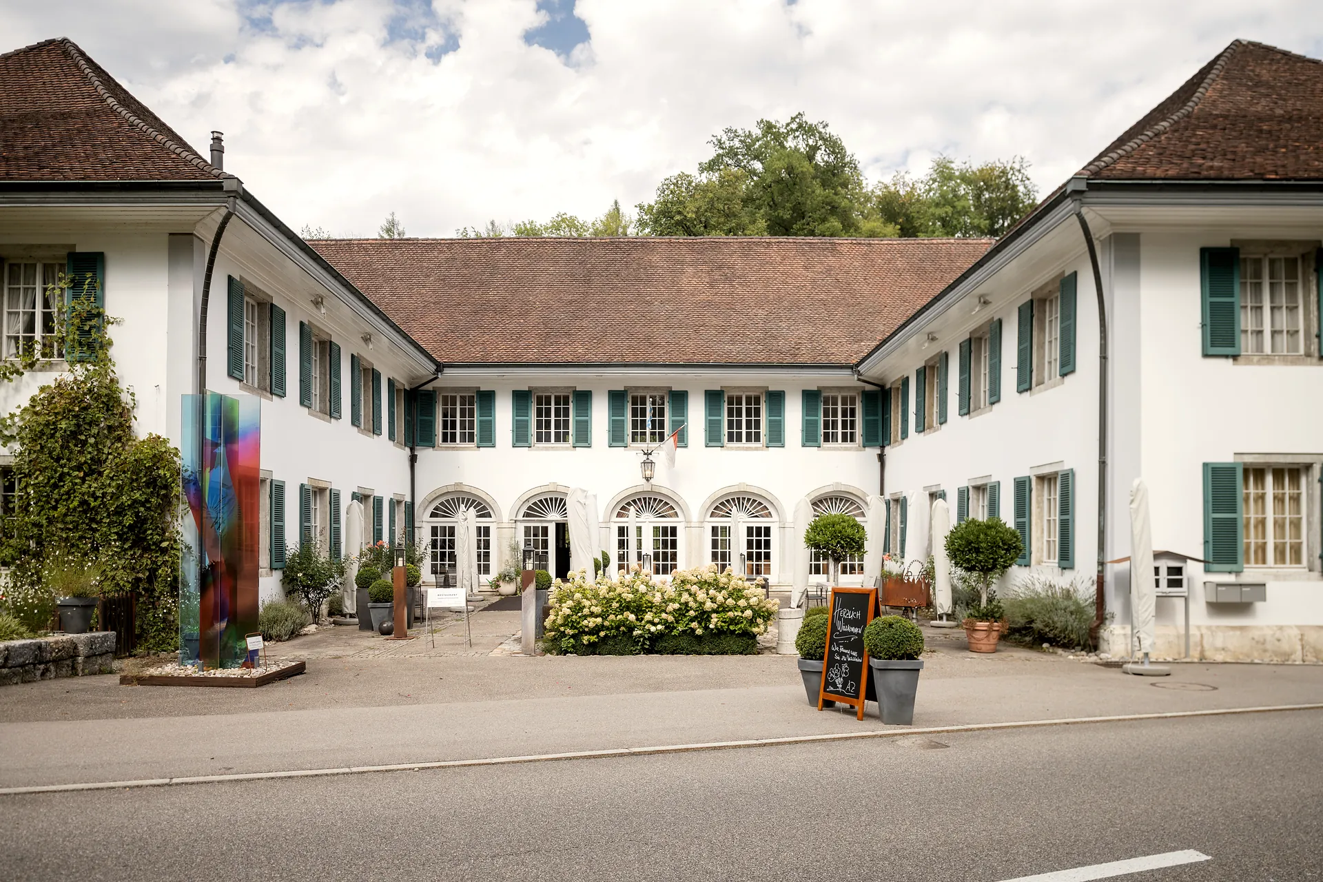Innenhof des Château Attisholz mit Arkaden und Fassade