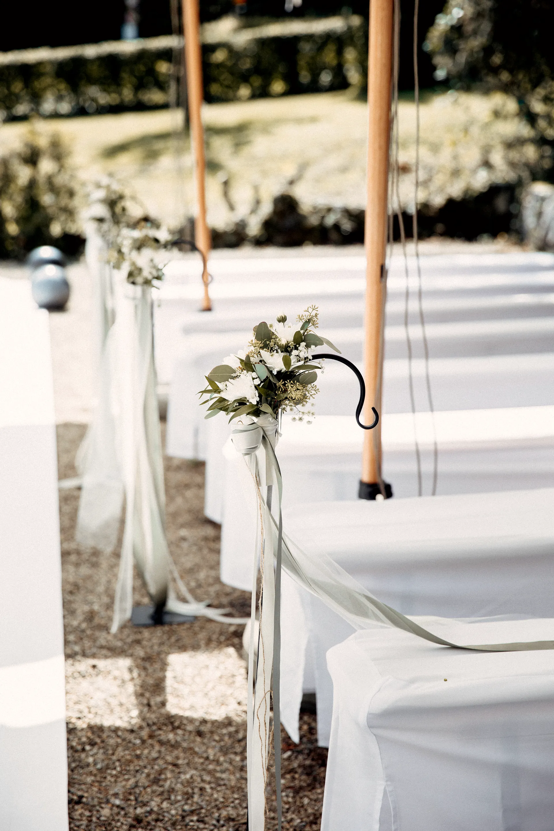 Festlich dekorierter Raum mit Blumenschmuck für Feierlichkeiten