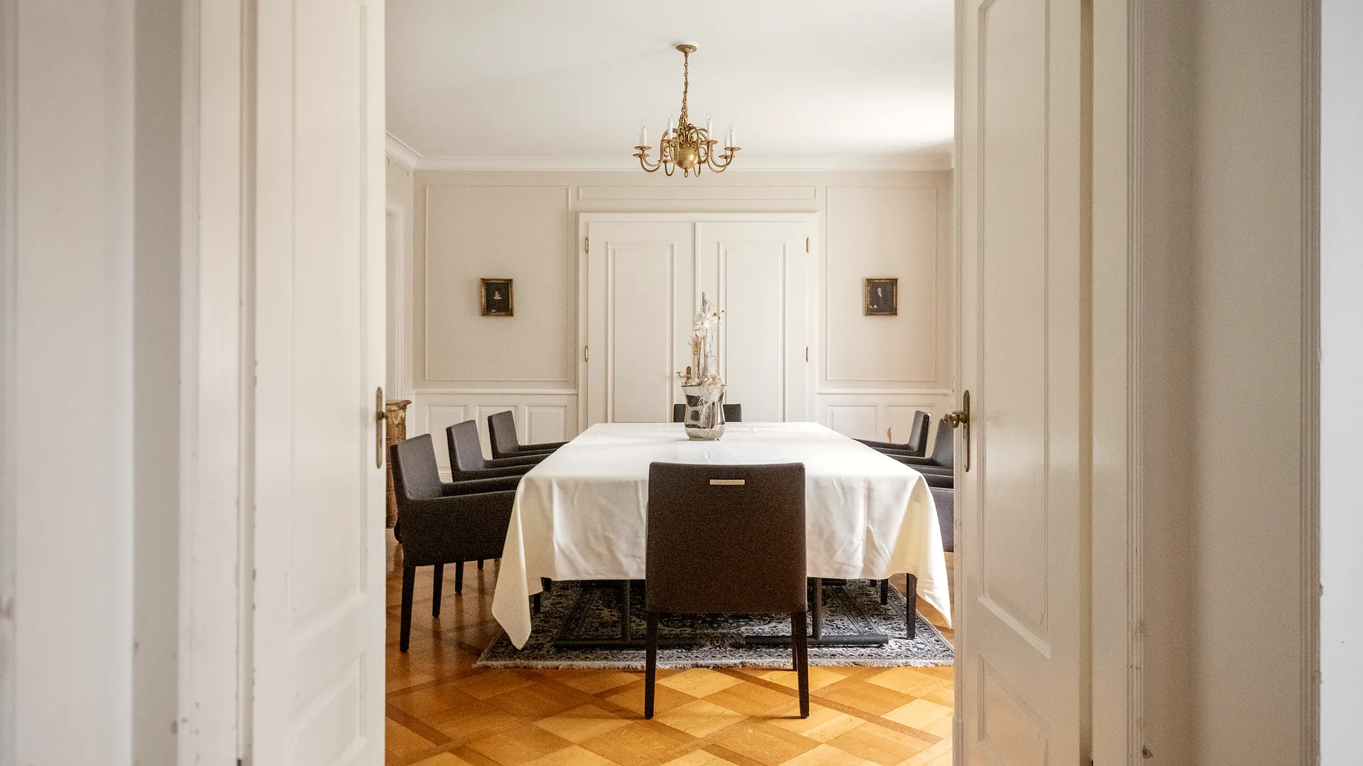 Kleinerer Raum mit Tafel und Parkettboden