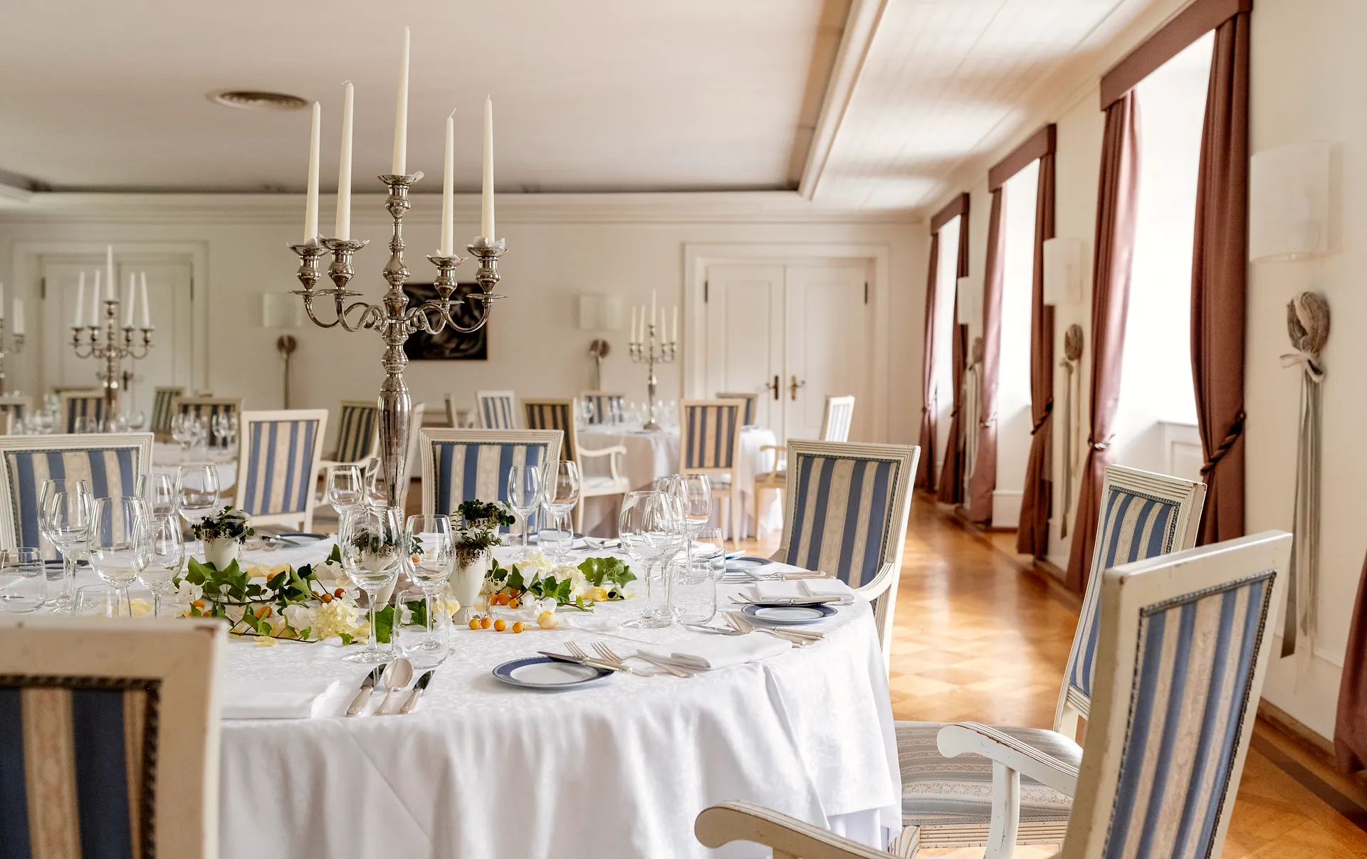 Festlich gedeckte Tafel im Saal des Château Attisholz