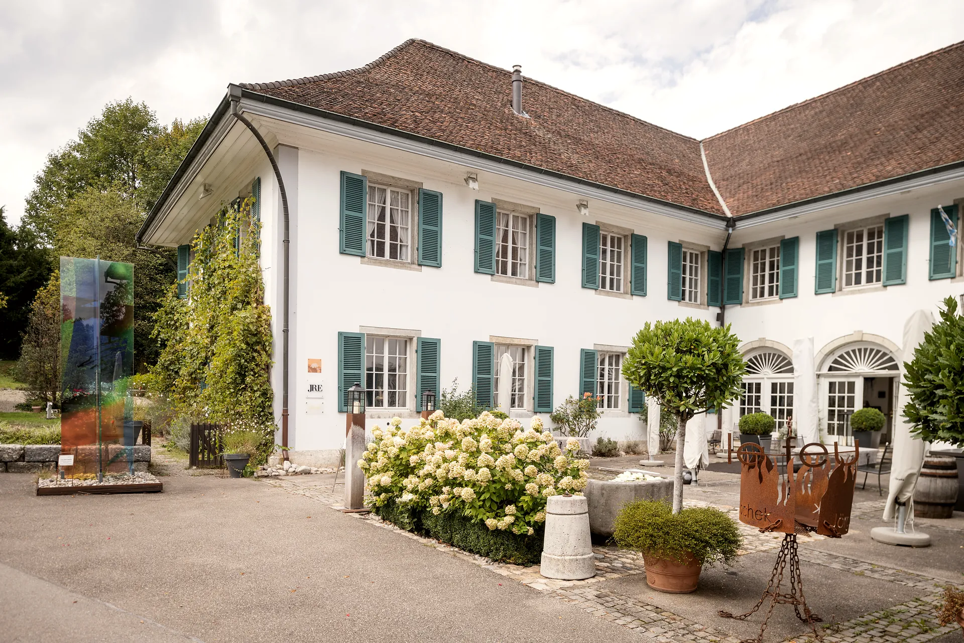 Aussenansicht des Château Attisholz mit grünen Fensterläden