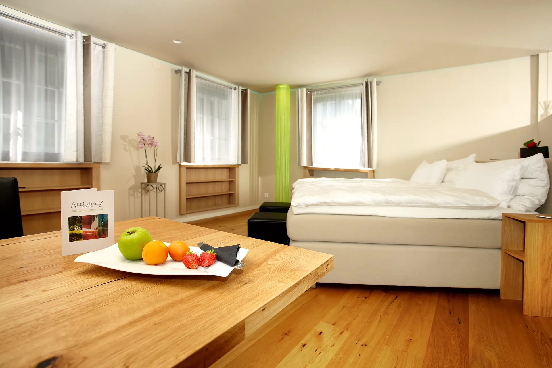 Zimmer mit Doppelbett, Holzboden und frischen Früchten auf dem Tisch